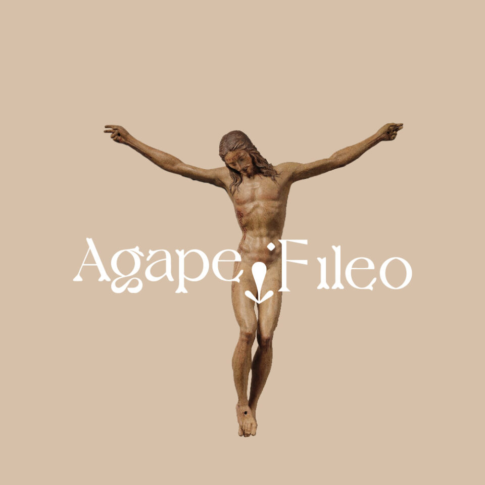 napis agape fileo na tle rzeźby ukrzyżowanego Jezusa