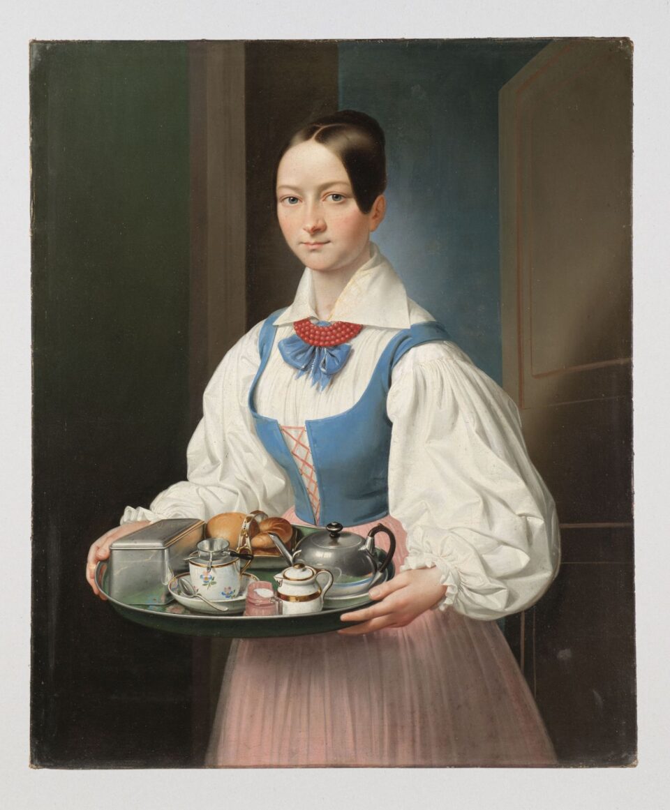 obraz kobiety trzymającej tacę ze śniadaniem