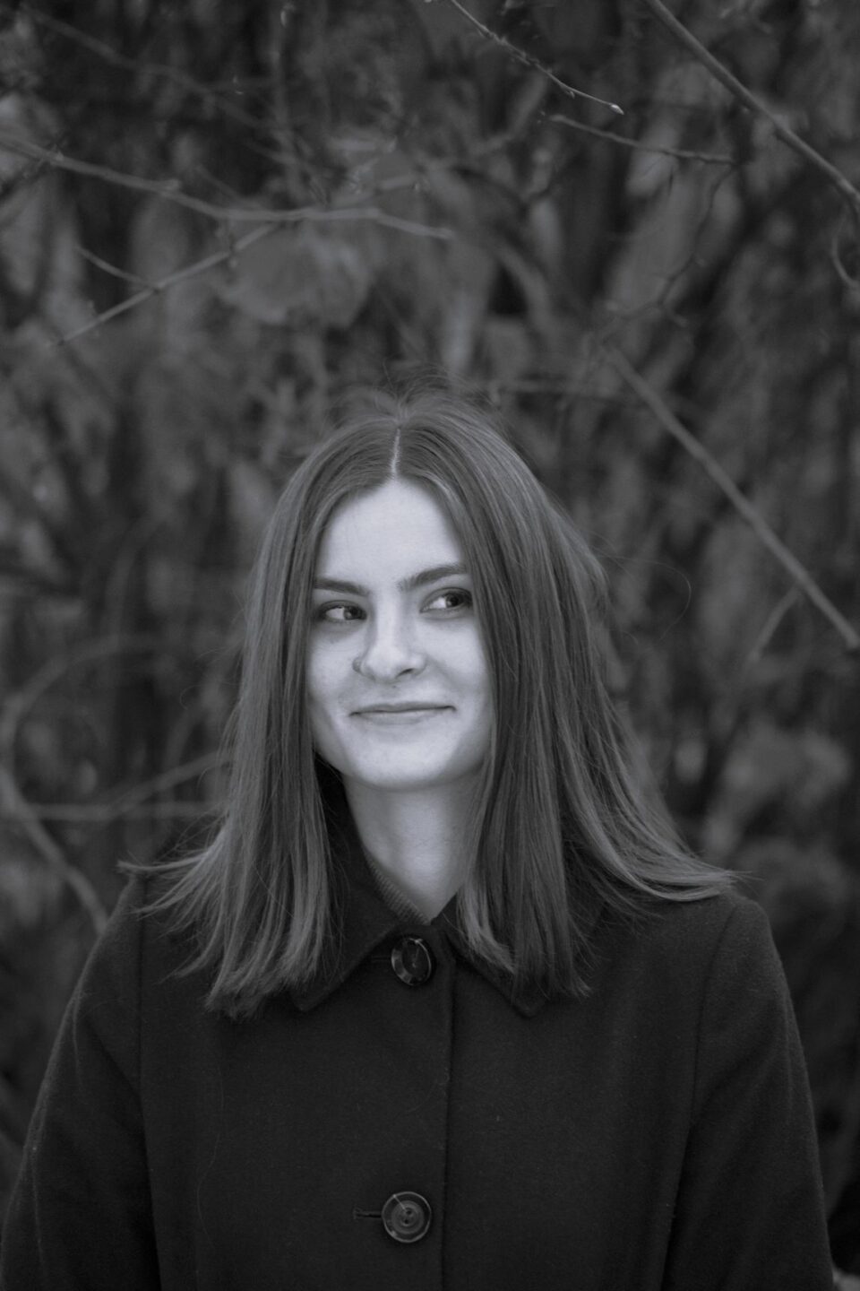 Młoda kobieta z ciemnymi włosami do ramion.